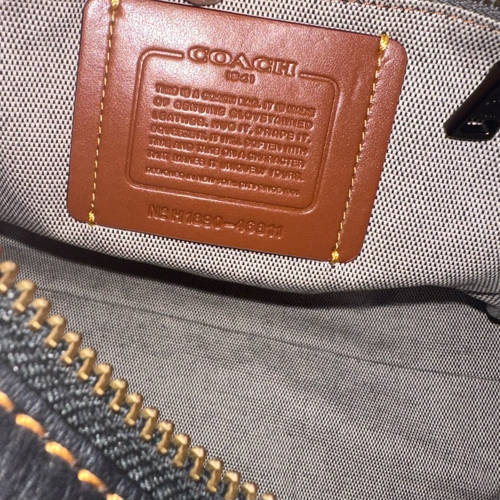 🌟Rare Coach Pyramid Eye Rogue🌟 - Picture 9 of 9